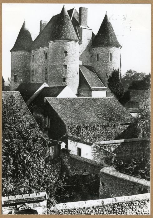vue générale du château dans son environnement urbain depuis le Sud-Ouest