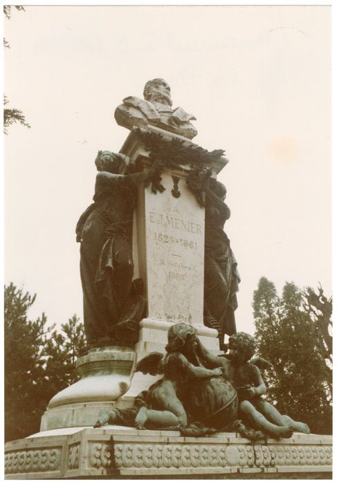 vue partielle du monument