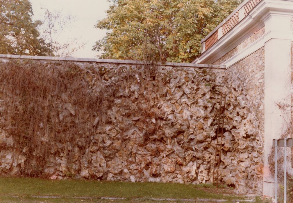 mur de clôture à proximité de l’orangerie, vue partielle