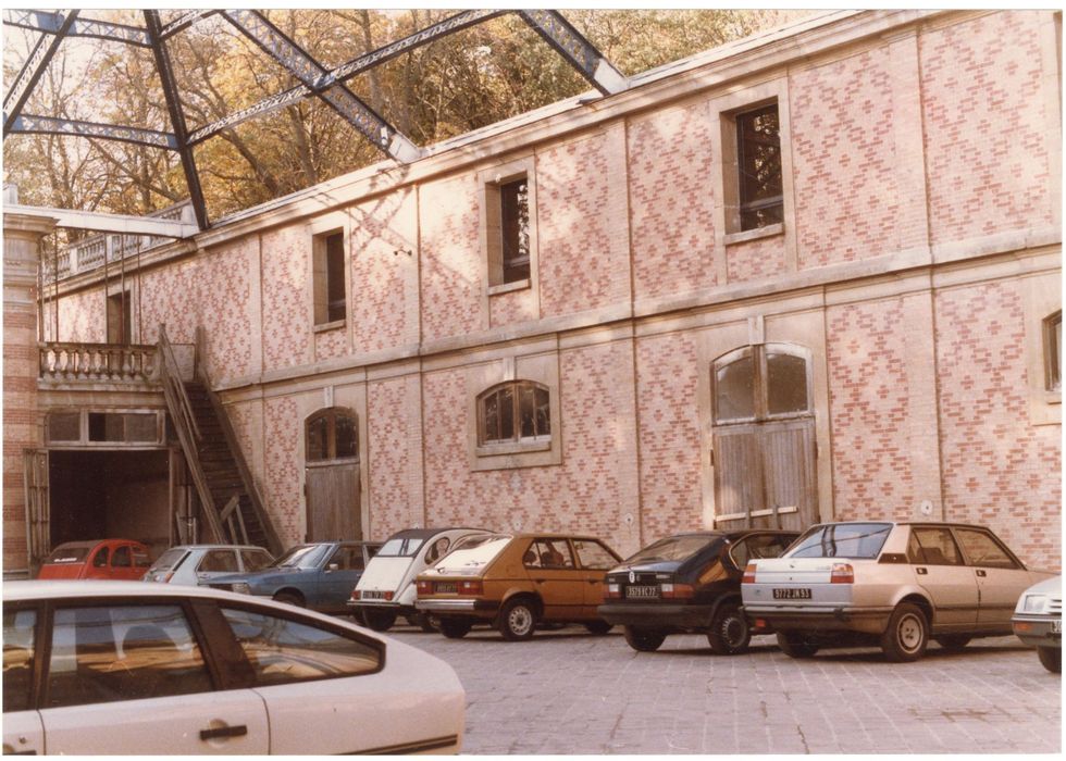 façades sur la cour intérieure des écuries, vue partielle