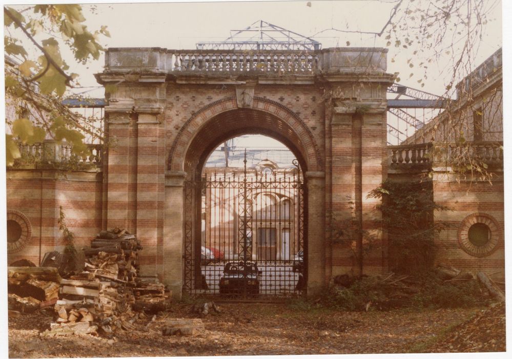 portail d’accès à la cour intérieure des écuries