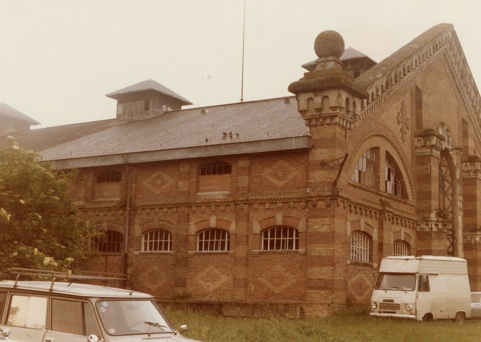 bâtiment central, vue partielle