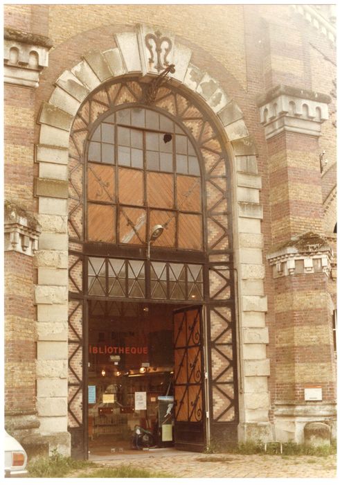 bâtiment central, portail d’accès monumental