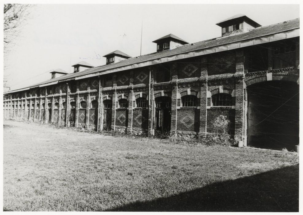 bâtiment central, vue partielle