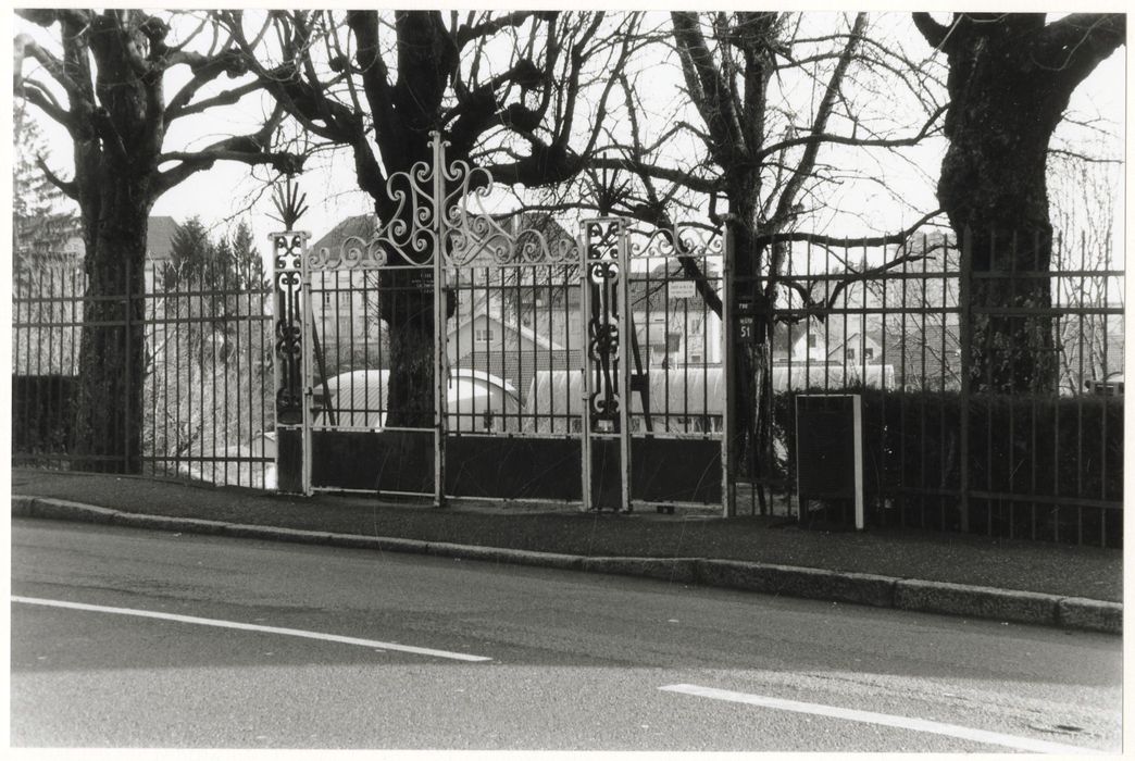 grille d’accès depuis le faubourg de Lyon