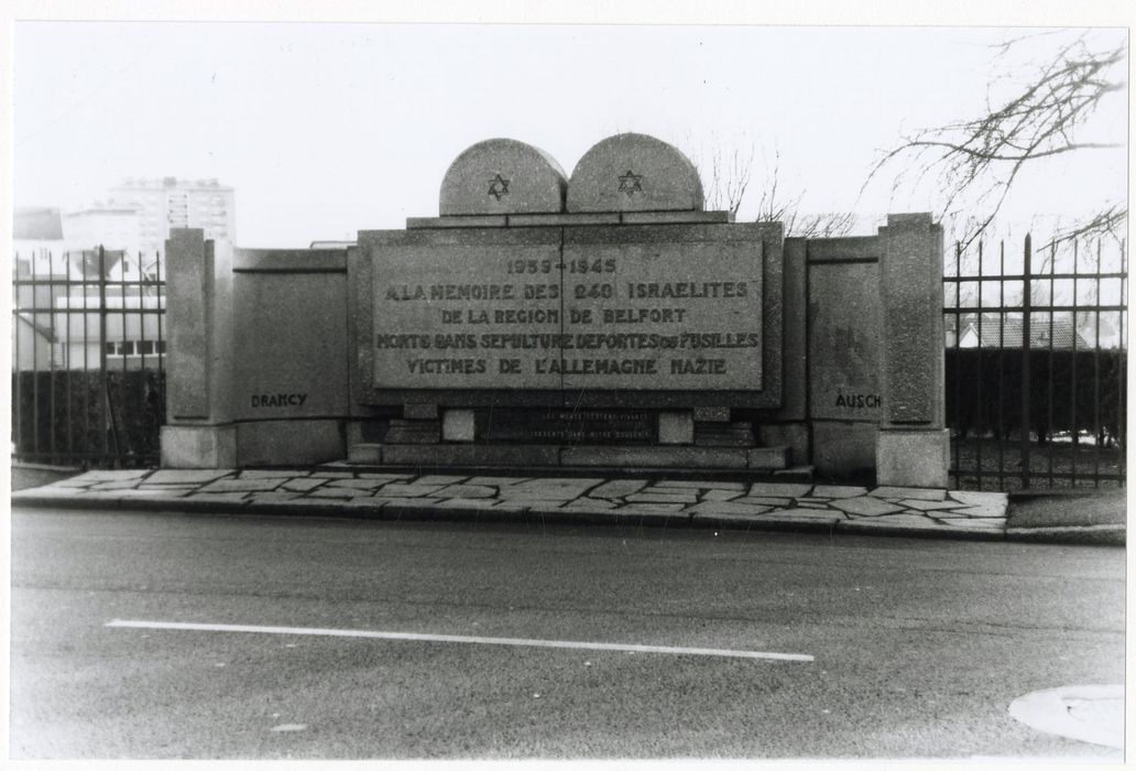 monument commémoratif de la déportation le long du faubourg de Lyon