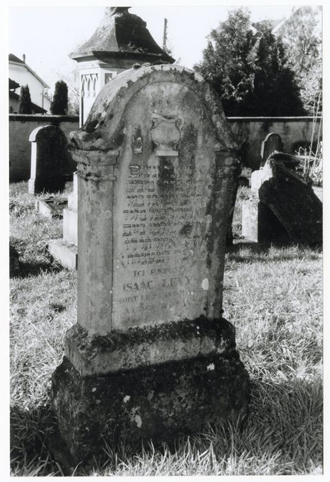 tombe portant l’emblème des Levy (aiguière)