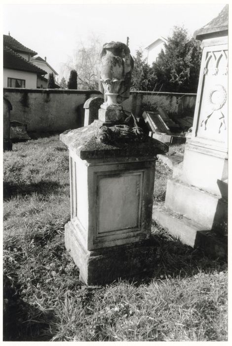 tombe portant l’emblème de la « hébra Kadisha » (mains entrelacées), congrégation du dernier devoir