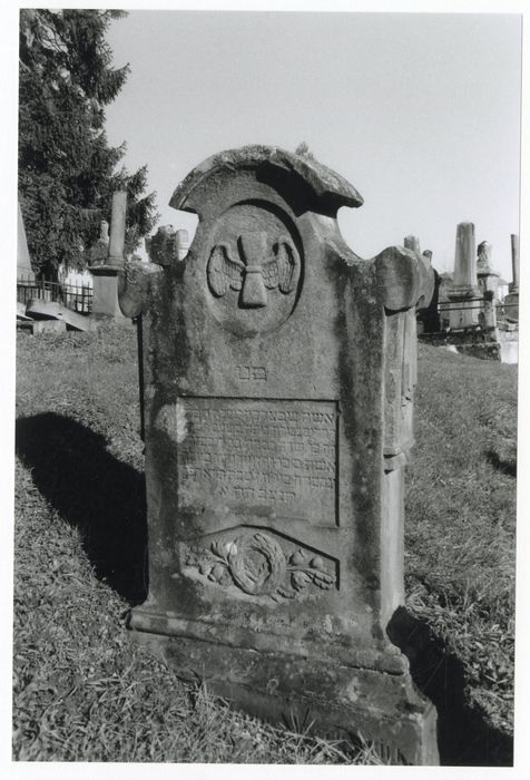 tombe portant un sablier ailé