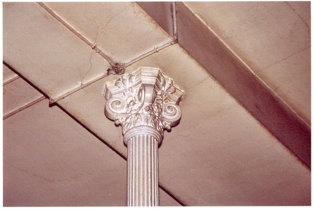 aménagement intérieur, détail d’un chapiteau d’un poteau métallique