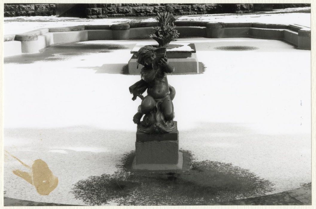 bassin de l’axe central, détail d’un putto