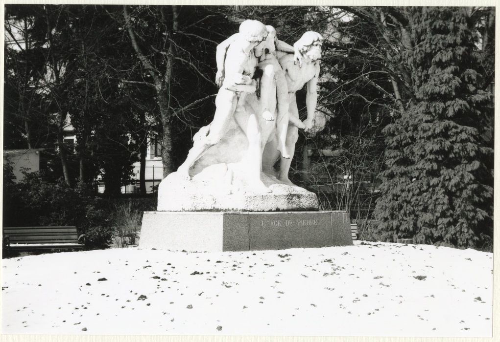 groupe sculpté : Âge de pierre (l’)