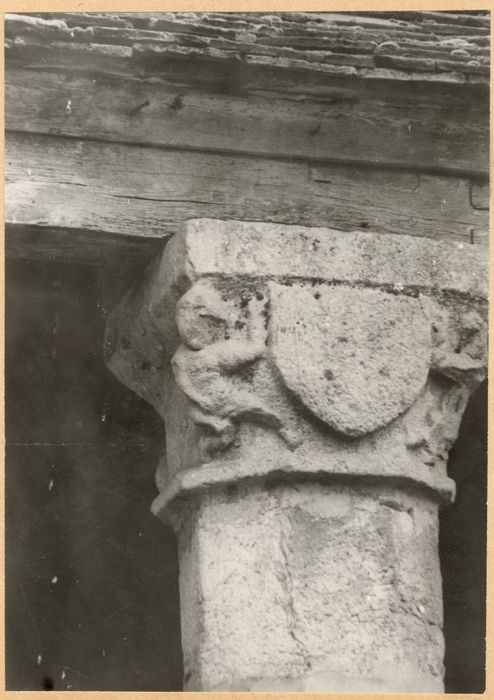 porche d’accès ouest, détail d’un chapiteau