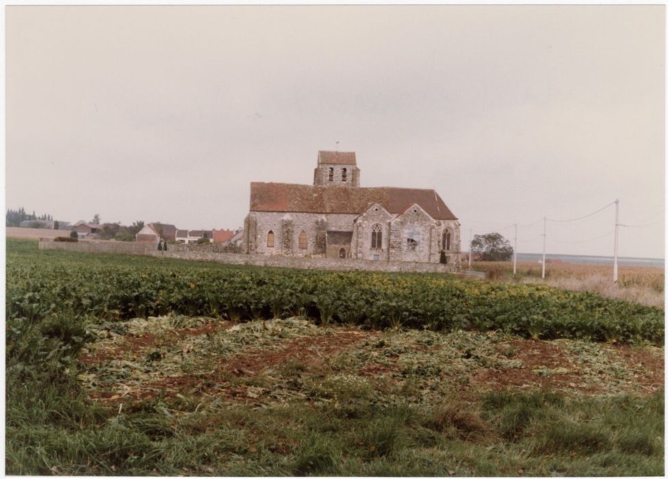 vue générale de l’église dans son environnement depuis le Sud