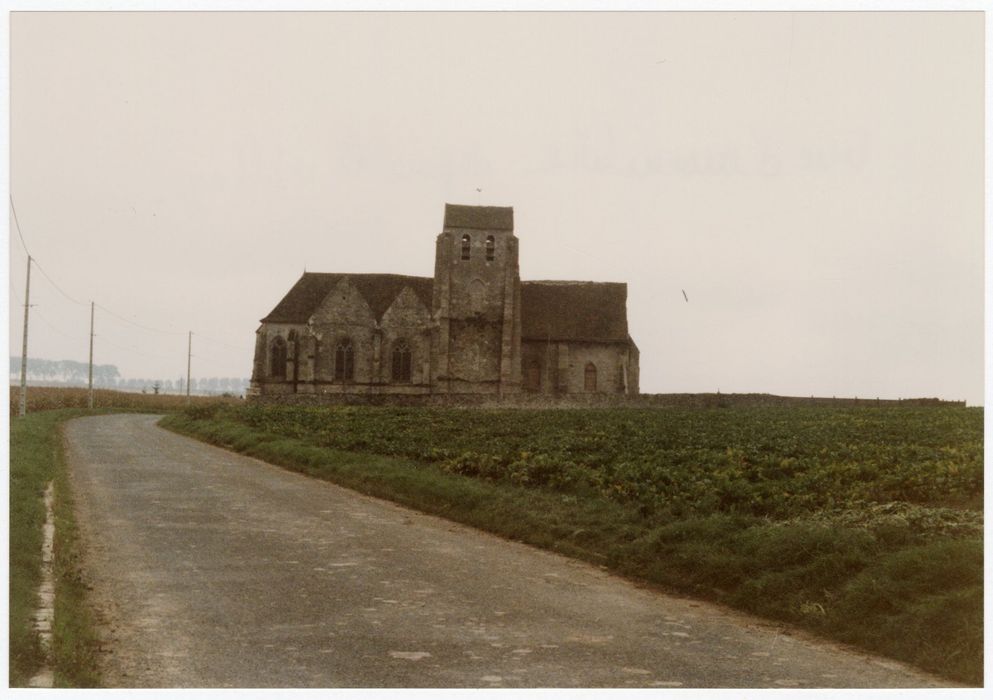 vue générale de l’église dans son environnement depuis le Nord