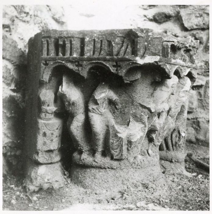 détail d’un chapiteau du portail d’accès ouest
