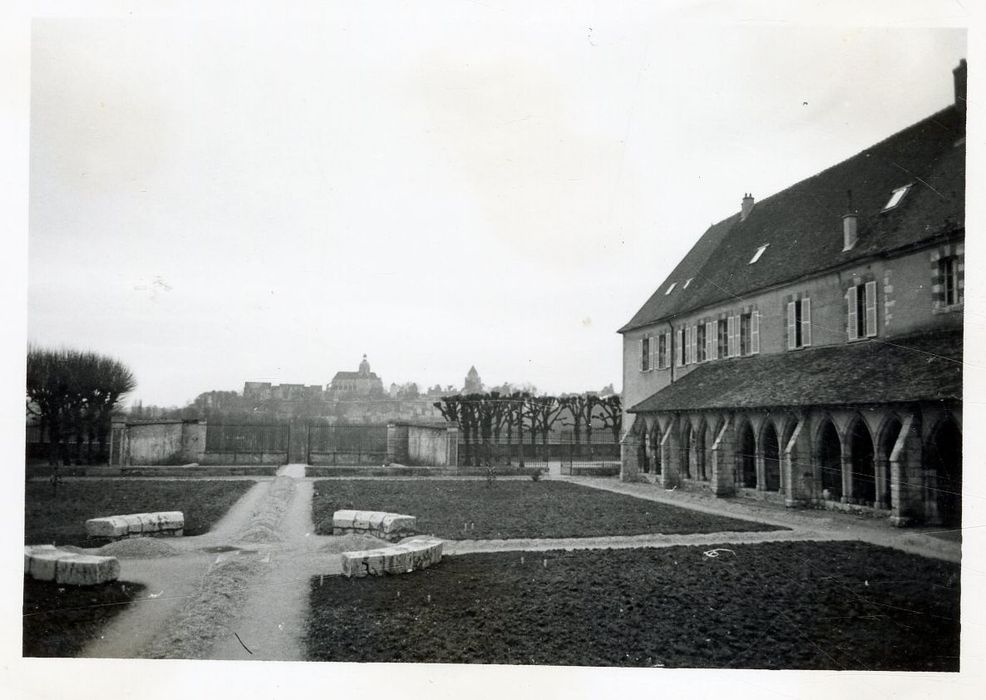 Cour d’honneur en direction du Sud
