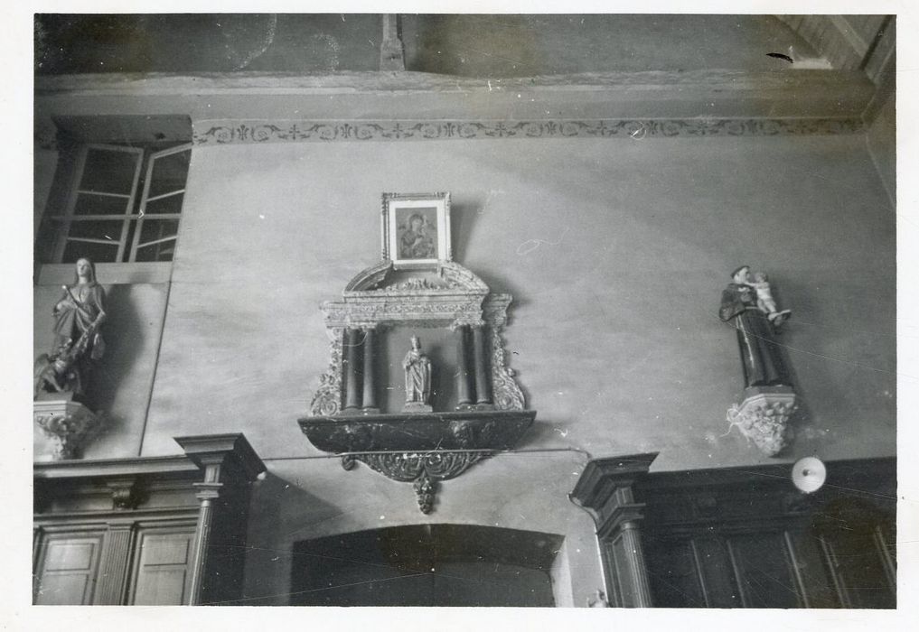 niche au-dessus de la porte d’accès de la chapelle