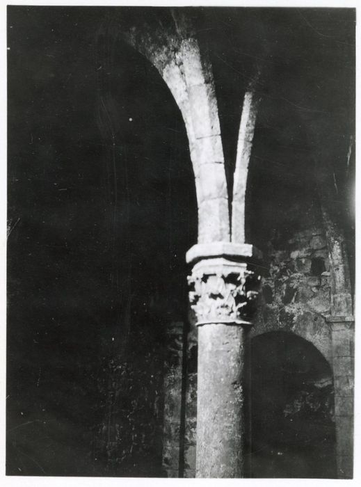 caves, détail d’une colonne et de son chapiteau
