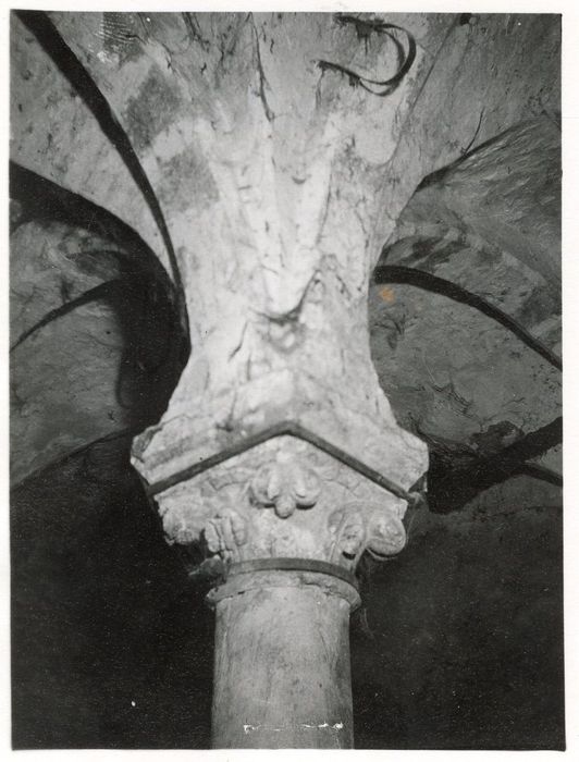 caves, détail d’un chapiteau