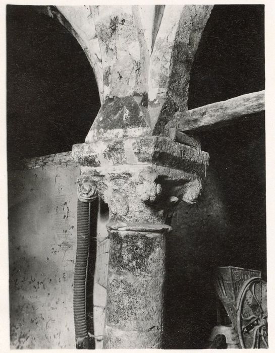 caves, détail d’un chapiteau