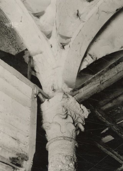 caves, détail d’un chapiteau