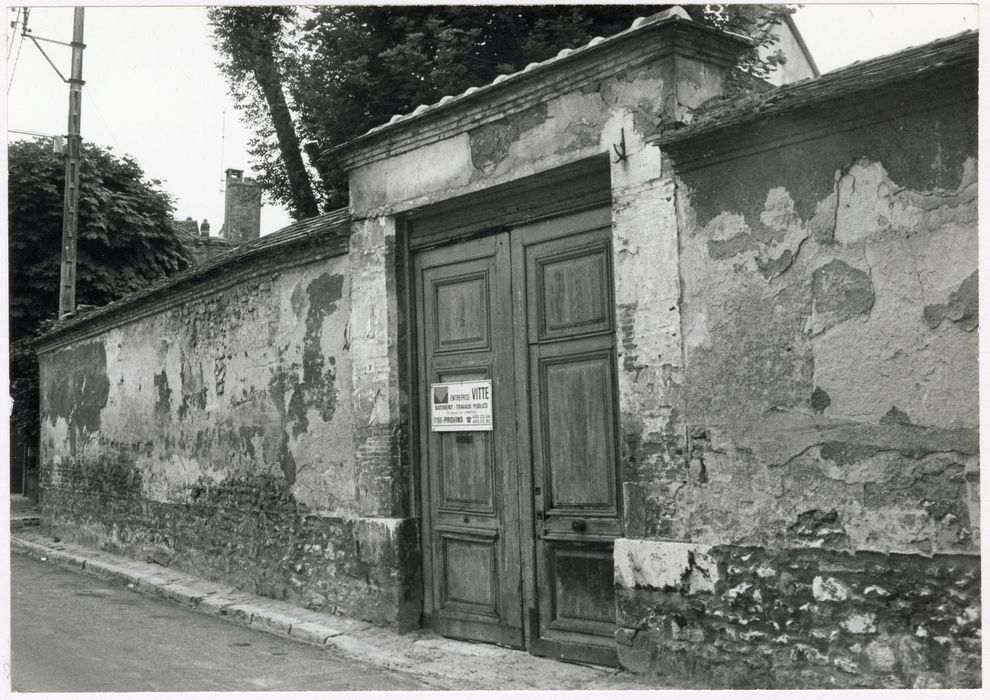 portail d’accès sur rue à la cour
