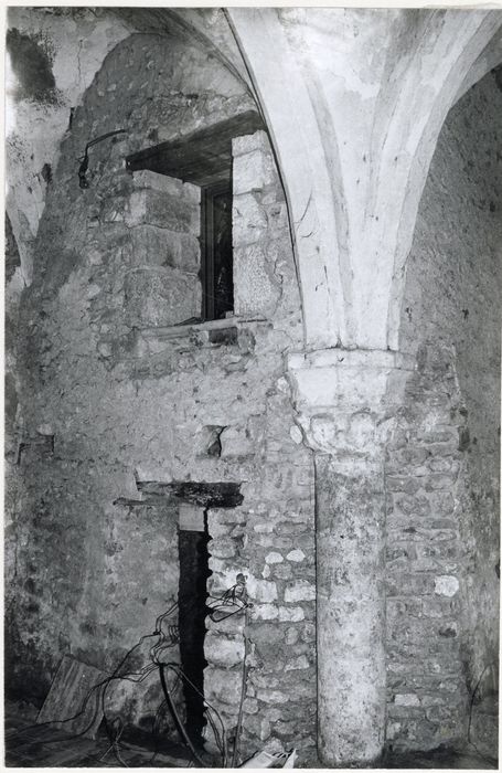 bâtiment sud, angle nord-est, détail d’une colonne et de son chapiteau