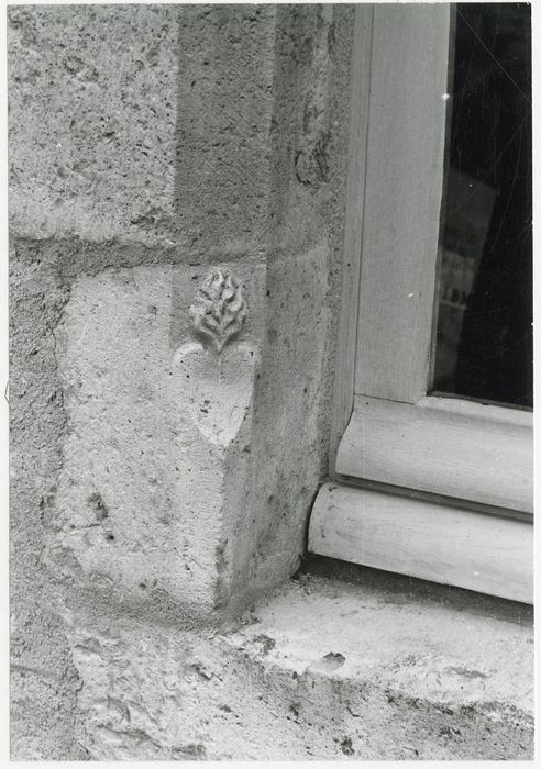 détail de l’encadrement d’une des baies du logis