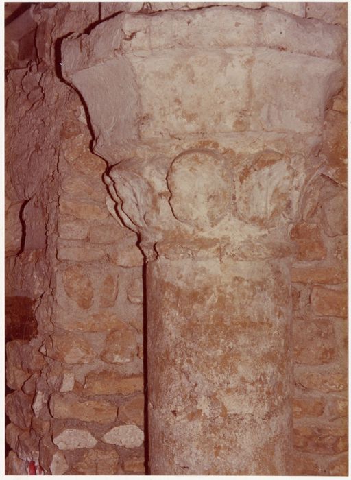 bâtiment sud, détail d’un chapiteau sculpté