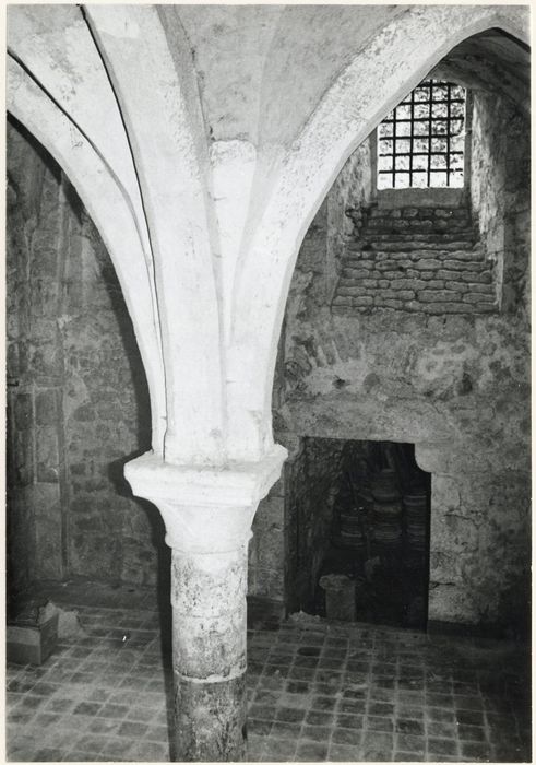 bâtiment sud, vue partielle de la cave