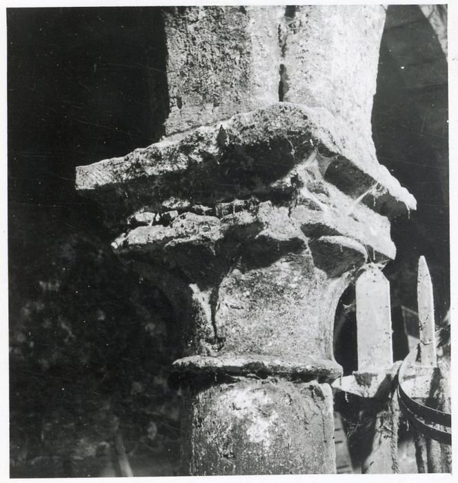 cave, détail d’un chapiteau sculpté