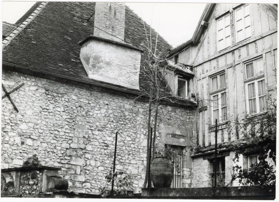 façades sur cour, vue partielle