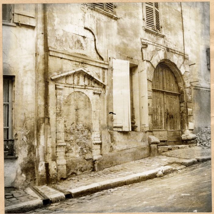 ancienne porte d’accès sur rue et portail