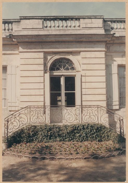 façade est, porte d’accès