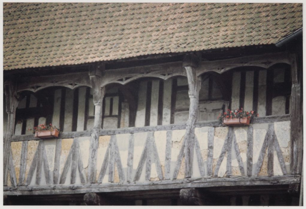 façade nord-est, vue partielle de la galerie du 1er étage
