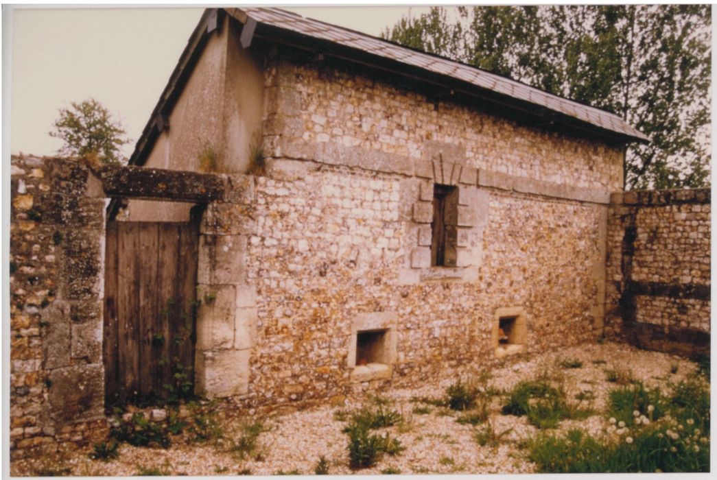 angle nord-est de la basse-cour