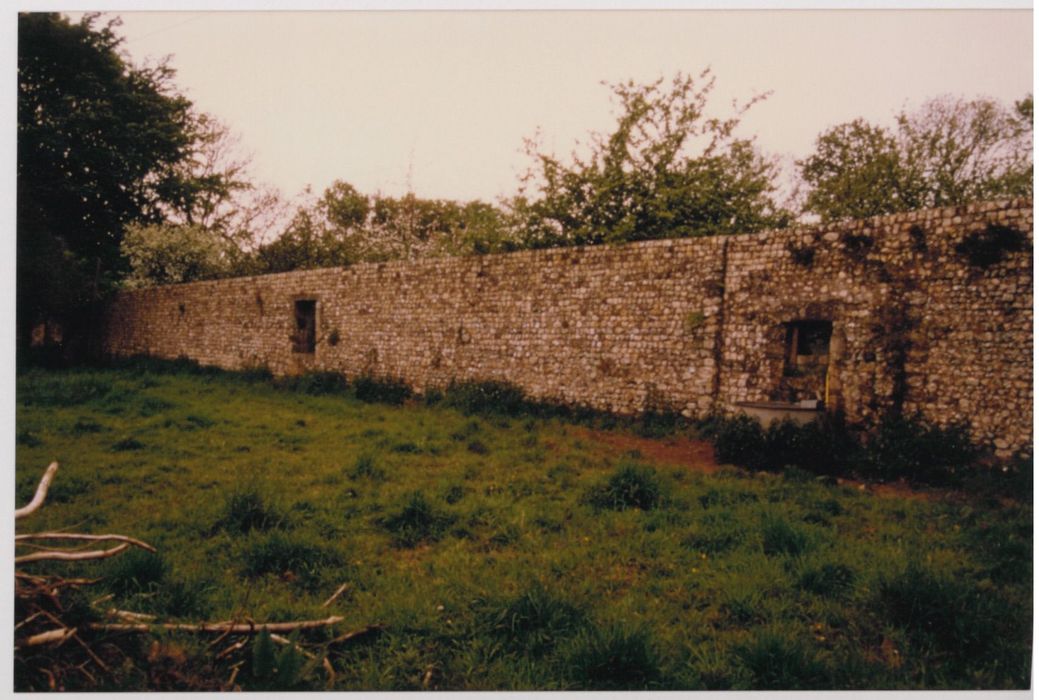 mur d’enclos est vu de l’extérieur