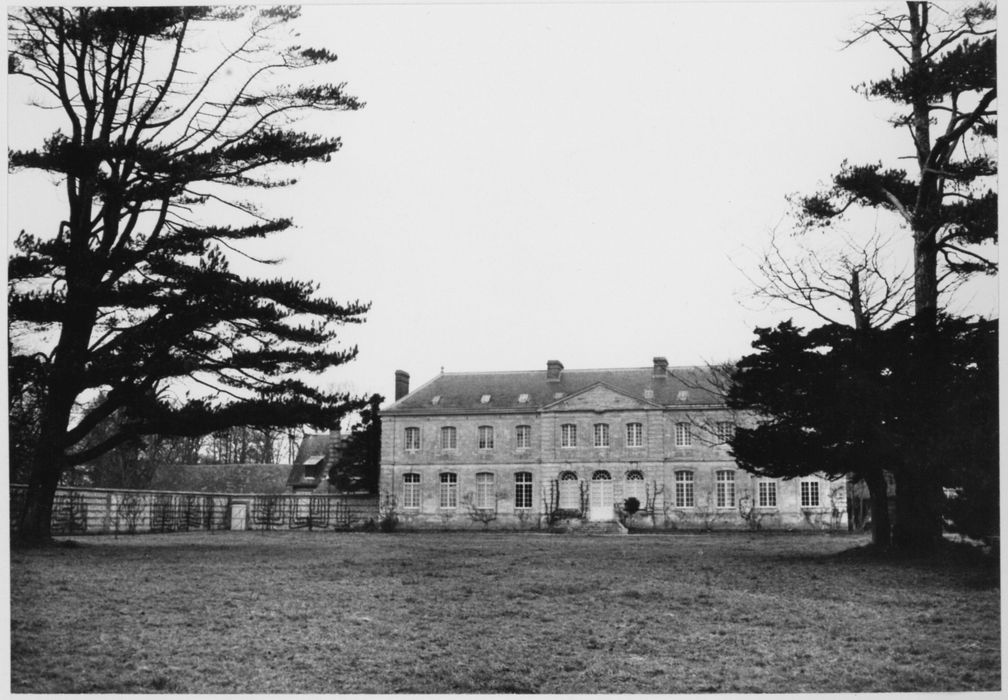 vue générale du château dans son environnement depuis le Sud