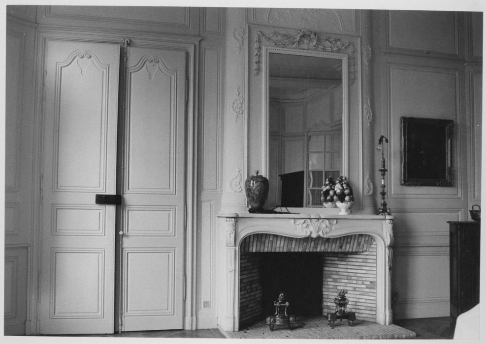 salon, vue partielle des lambris de revêtement