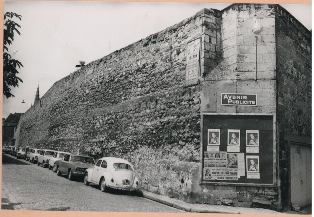 mur d’enceinte sur la rue de la Miséricorde