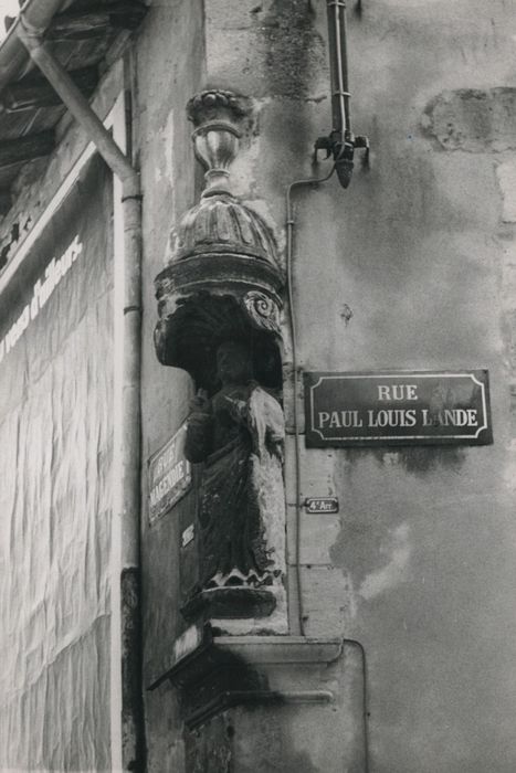 statue et sa niche à l ‘angle des rues Paul-Louis Lalande et Magendie : Christ bénissant