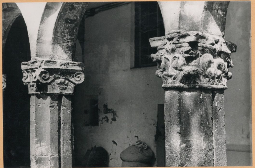 cloître, détail des chapiteaux sculptés