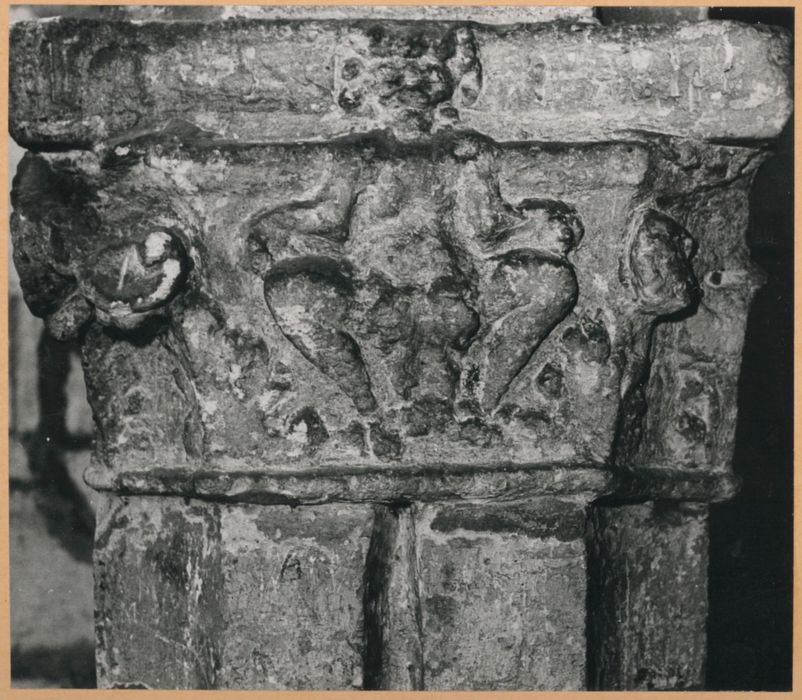 cloître, détail d’un chapiteau sculpté