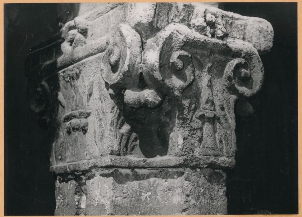 cloître, détail d’un chapiteau sculpté
