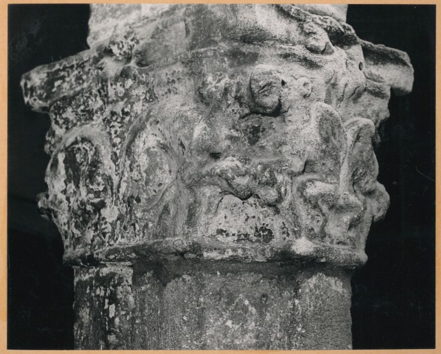 cloître, détail d’un chapiteau sculpté