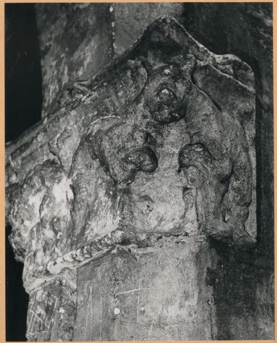 cloître, détail d’un chapiteau sculpté