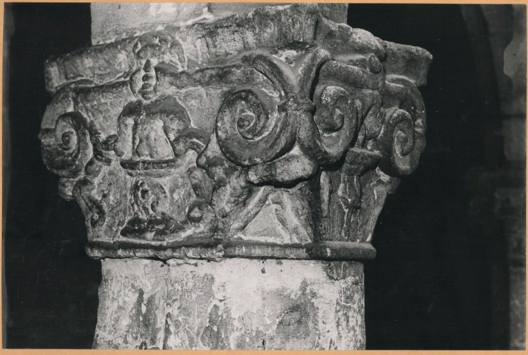 cloître, détail d’un chapiteau sculpté