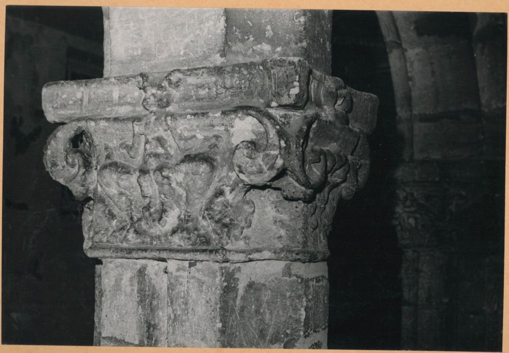 cloître, détail d’un chapiteau sculpté