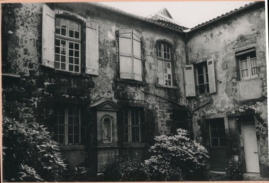 cour nord-est, façades sud et ouest